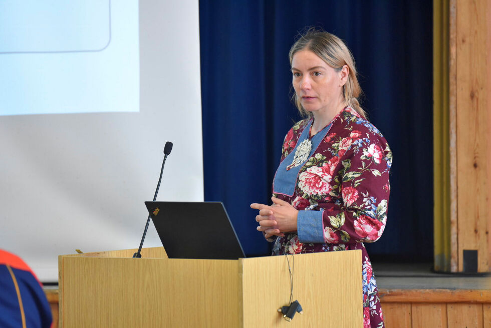 Marit Meløy informerte kommunestyrets representanter om kommuneplanens samfunnsdel. 
– Samfunnsdelen er mor til alle andre planer. Veien som Karasjok velger er viktig, sa Meløy.
 Foto: Irene Andersen