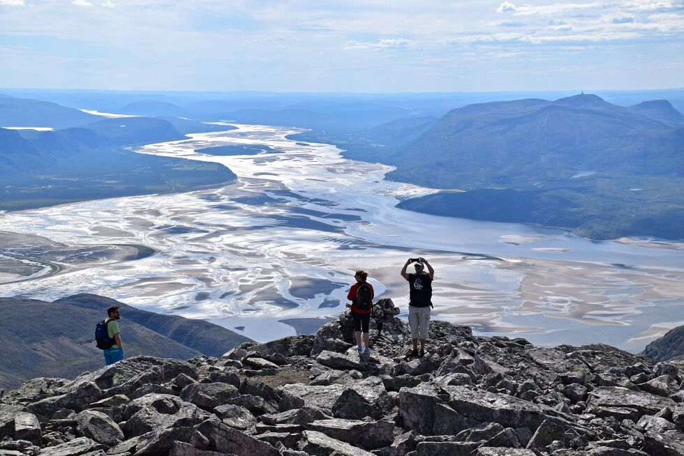 Utsikten fra toppen av Stangnestind (725 moh) er majestetisk og verdt slitet opp til toppen. Her ser vi langt oppover Tanadalen helt fra elvemunningen.
 Foto: Hilde Porsanger