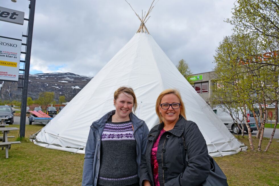 Nina Eriksson og hennes makker Nadia Artjomenko utenfor turistinformasjonen i Lakselv i fjor sommer. Nå vurderes det om lávvuen skal selges, da kommunen selv overtar turistinformasjonen.
 Foto: Kristin Marie Ericsson