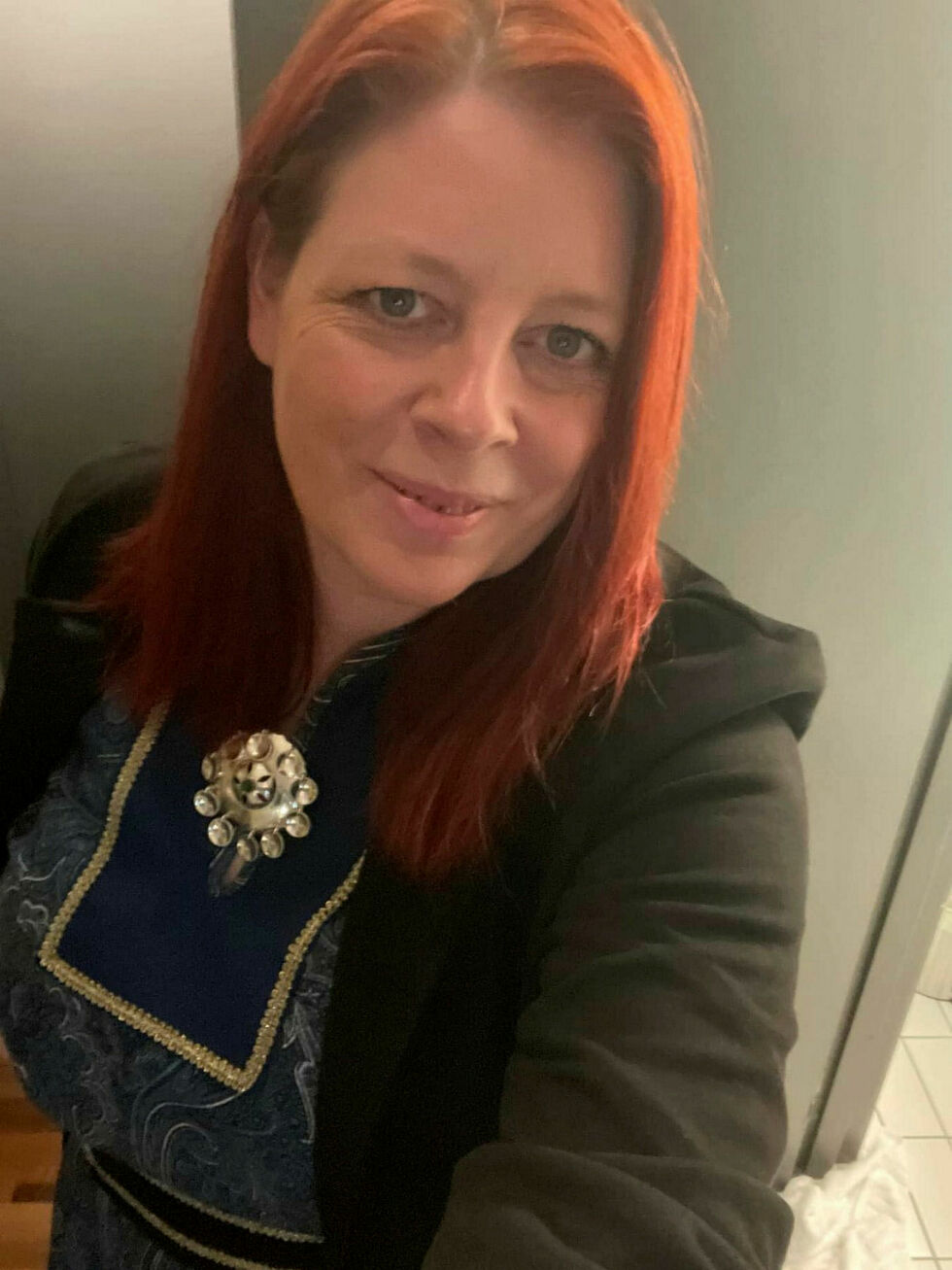 Ann-Mari Pettersen Magga har fått en sommerkofte fra Tana sydd av Lene Magga. 
– Verdens fineste gave, sier hun.
 Foto: Privat