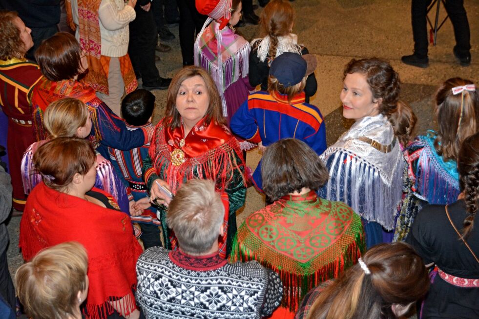 Karin Mannela, leder av Gáisi språksenter, har alt under kontroll før ordfører Kristin Røymo skal holde tale under samefolkets dag i Tromsø.
 Foto: Elin Margrethe Wersland