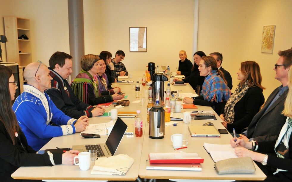 Re­sul­ta­tet av kon­sul­ta­sjo­ner kan ikke stride mot sa­mers ma­te­ri­el­le ret­tig­het­er, ifølge po­li­tisk råd­gi­ver for same­tings­råd­et, Ei­rik Larsen. – Det kan man ikke gå i bort fra, med mind­re det fore­lig­ger et ut­tryk­ke­lig sam­tyk­ke, sier Larsen, num­mer tre fra venst­re i bil­det. Arkivfoto: Rita Heit­mann.