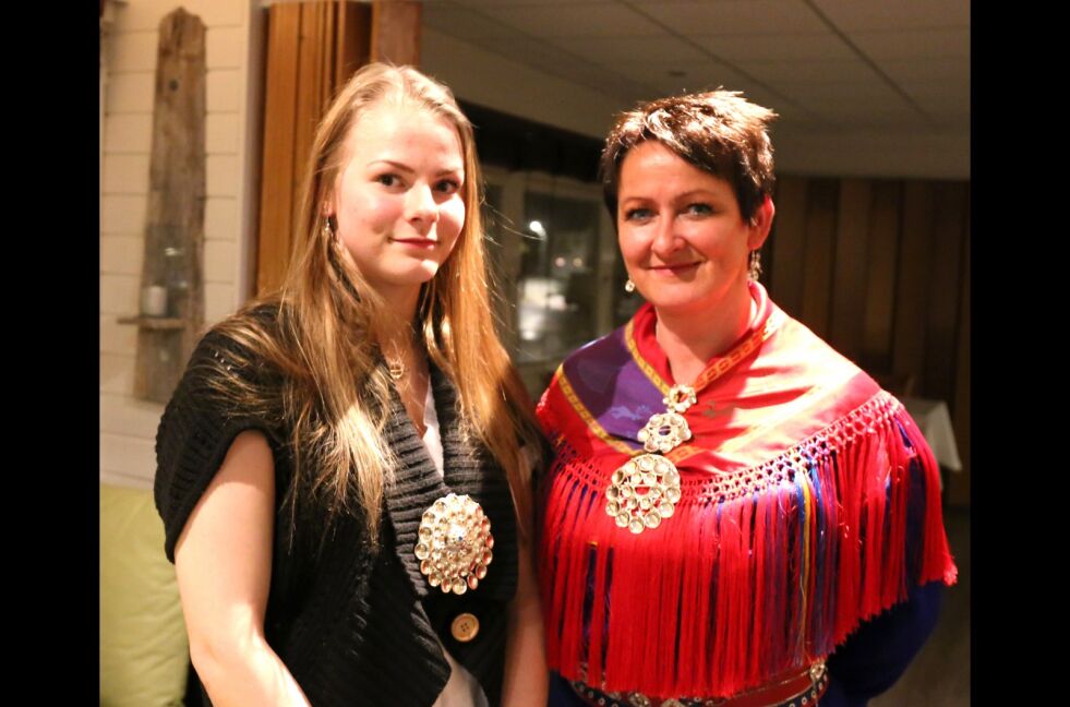 Yrja Hammer (til høyre) ble lørdag gjenvalgt som leder i Lebesby sjøsameforening. Her sammen med sin datter Kine Anita Henriksen, som er leder for sameungdommen i Samisk
 Foto: Bjørn Roald Lillevik