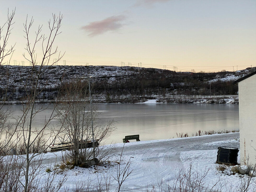 Isen på Før­ste­van­net så frist­en­de ut i hel­ga, men det kan være lurt å vente til den har blitt litt tyk­kere før man går ut på den.
 Foto: Hallgeir Henriksen
