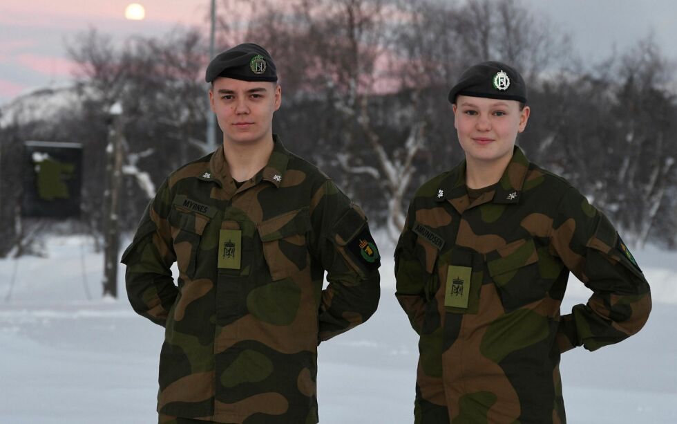 Thea og Lemet reiser rett fra Garnisonen i Porsanger til Garnisonen i Sør-Varanger, for å fortsette sin førstegangstjeneste i operative stillinger i Hæren.
 Foto: Irene Andersen