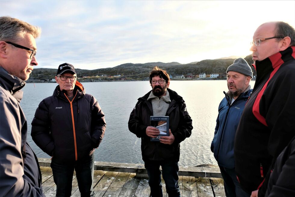De møt­tes på kai­kan­ten, fra venst­re fisk­eri- og sjø­mat­mi­nis­ter Odd Emil In­ge­brigt­sen, Leif In­gi­læ, Bjar­ne Jo­han­sen, Øy­vind Sei­pa­jær­vi og Er­ling Hauge. Alle foto: Bjørn Hil­do­nen