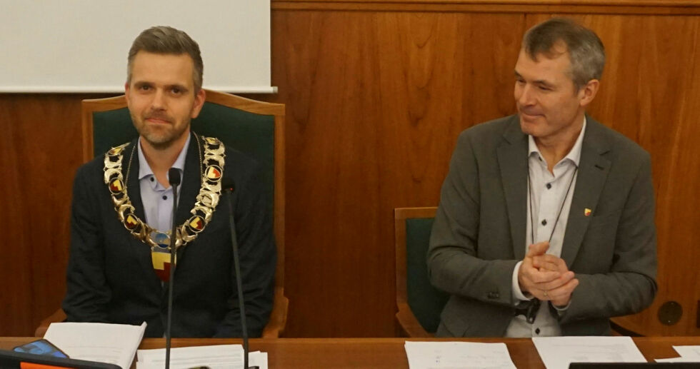 Jan Morten Hansen (Ap) kunne tirsdag ettermiddag for første gang sette seg i ordførerstolen i Nordkapp. Her sammen med kommunedirektør Idar Jensen.
 Foto: Geir Johansen