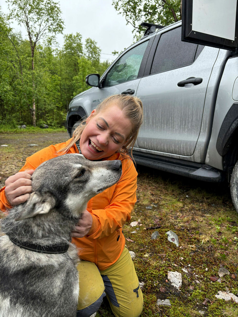 Den tidligere landbruks- og matministeren har selv opplevd bjørneangrep på hjemgården sin, og fikk et gjensyn med en sentral aktør fra for fire år siden. Nemlig bjørnehunden Easy.
 Foto: Privat