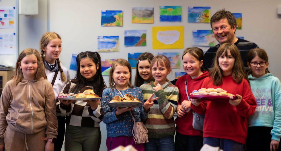 Rektor Knut Johnny Johnsen ved Lakselv barneskole med elever fra femte klasse.
 Foto: Karolina Ulfig