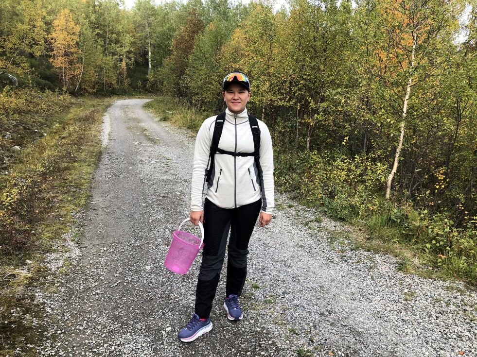 22 år gamle Benedicte Bednarczyk er her på vei ut i bærmarka i Sandnesdalen, som et bevis på at i alle fall noen unge ennå plukker bær.
 Foto: Halllgeir Henriksen