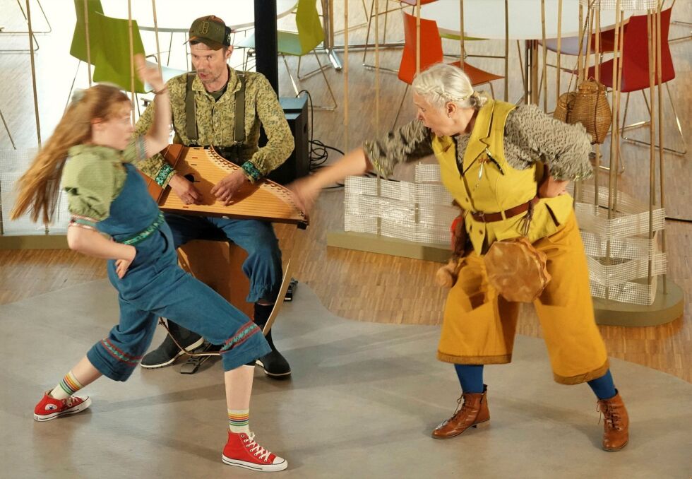 Gjeddemagi på Kirkenes skole med musikerparet Trygve Beddari og Anne Margaret Nilsen, i lag med Astrid Serine Hoel. Musikkinstrumentet som brukes er en finsk-karelsk kantele.
 Foto: Yngve Beddari