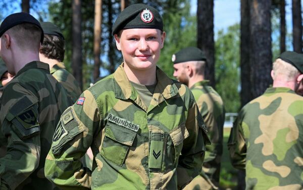 Thea (22) skal styre eget lag i Hæren