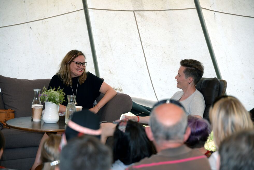 Komiker Trine Lise Olsen var invitert til en samtale i storlávvuen, hvor hun ved bruk av humor satte ord på blant annet voldtekt og overgrep, med bakgrunn i egne erfaringer.
 Foto: Steinar Solaas