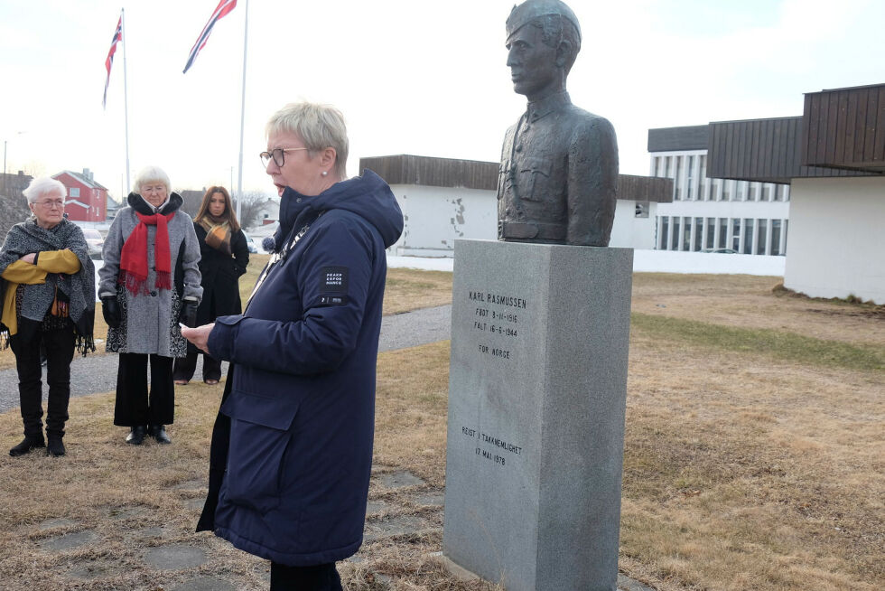 – 8. mai handler om demokrati, sa Vadsø-ordfører Wenche Pedersen foran bysten av Karl Rasmussen.
 Foto: Bjørn Hildonen