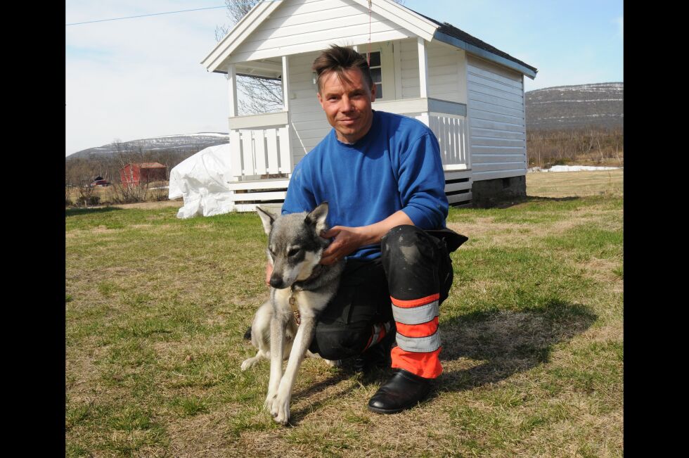 – Jeg hadde stor tro på at Makita skulle komme til rette, og når vi fikk meldinger om at en hund var sett i Nesseby økte trua. Hunder kommer stort sett ned til folk, sier hundeeier Ronald Helander fra Rustefjelbma. Her har han akkurat hentet Makita fra Nesseby fredag morgen.
 Foto: Tom Hardy