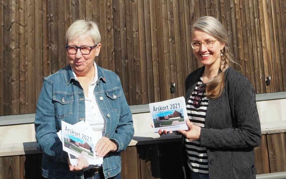 Vadsø-ordfører Wenche Pedersen og museumsleder Mia Krogh gir ut gratis årskort på museet ut 2021 til kommunens innbyggere.
FOTO: LISBETH DRAGNES, Vadsø museum – Ruija kvenmuseum