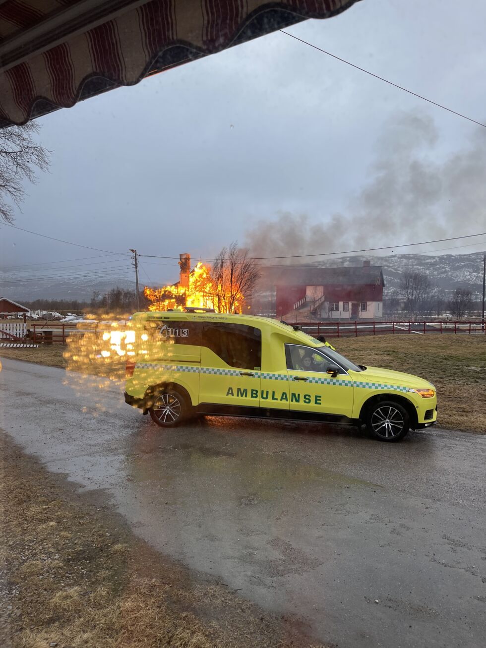 Bare pipa sto igjen etter brann i sterk vind