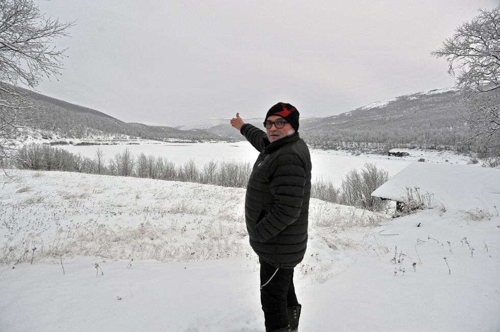 Thoralf Henriksen peker i retning fjellene bak gårdseiendommen sin. – Der vil mastene kunne komme om anlegget bli realisert, forteller han til Ságat.
 Foto: Erik Brenli