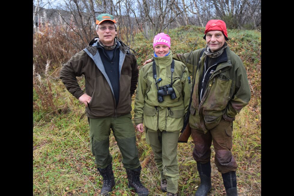 Jaktlaget består av to menn og to damer. Fra venstre: Odd Arild Losoa, Tana bru, Yvonne Johannessen, Tana bru og Stein Arnulf Hansen, Holmfjell. Aila Sarre, Masjok, var ikke tilstede da bildet ble tatt.
 Foto: Tom Hardy
