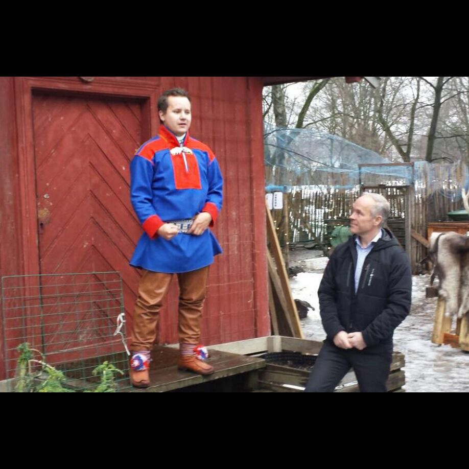 Jon Mikkel Eira joiker for publikum og kommunal- og moderniseringsminister Jan Tore Sanner. Geitmyra januar i år.
 Foto: Privat