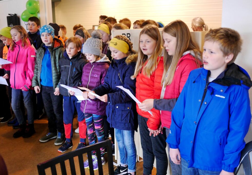 Elever fra sjette og sjuende klasse ved Honningsvåg skole sang Jørn Hoel sin kjente sang «Ei hand å holde i» for et entusiastisk publikum på Parken kafé.
 Foto: Geir Johansen
