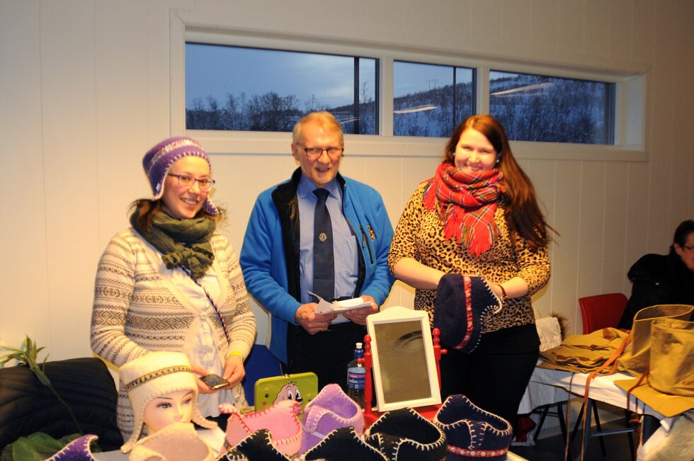 Utstiller Katrin Trane Nilsen (til venstre) fra Båteng var fornøyd med salget av sine samiskinspirerte ull-luer. Fornøyd var også messesjef Kåre Ballari (i midten) i lionsklubben, og Margrete Ballo fra Holmfjell hadde lenge planlagt å kjøpe seg ull-lue, og fikk nå realisert planene sine
Foto: Tom Hardy