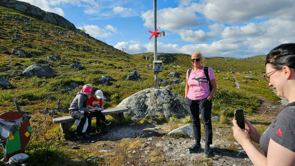 Tyske Daniela Laguniak er nyinnflyttet til Bugøyfjord, og var blant de 60 deltakerne, som hadde en herlig marsj i finværet. Til høyre Leni Brækkan og til venstre hennes sønn Emil og Thea Persen (med pannebånd).
 Foto: Torfinn Iversen