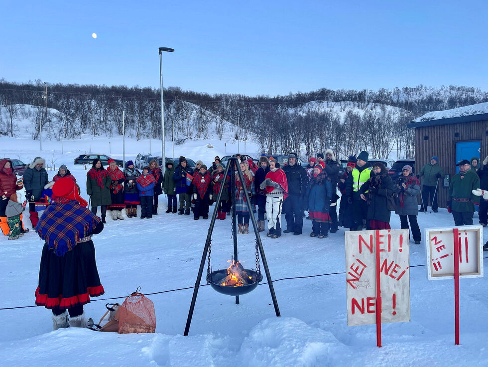 Støttemarkeringen ble holdt på rasteplassen ved nye Tana bru søndag ettermiddag.
 Foto: Birgitte Wisur Olsen