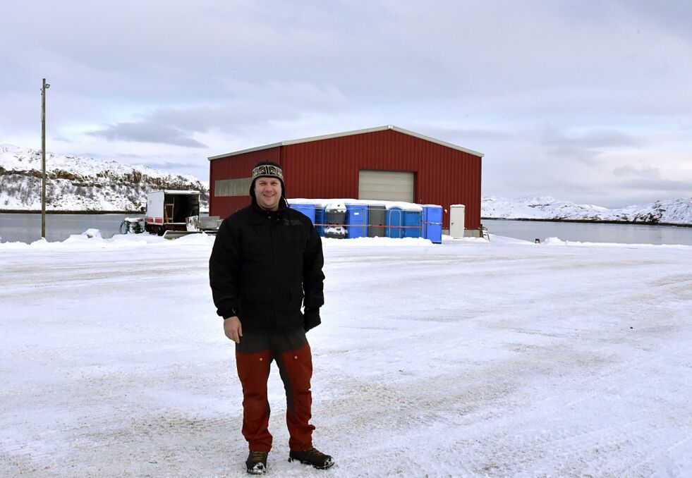 Når Ságat treffer Jon Arne Pettersen, daglig leder i Midnattsrocken, er han i full gang med å klargjøre toaletter og telt til Forsvaret for utleie
 Foto: Bjørn Arne Johansen