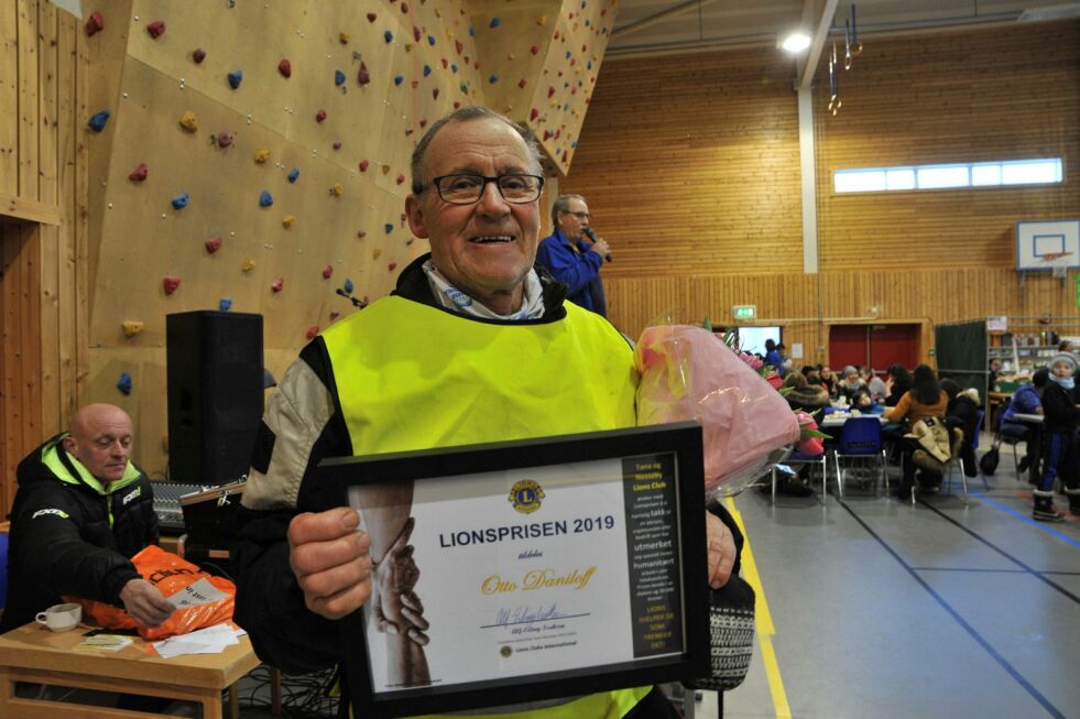 Otto Daniloff med diplom og blomster etter å ha fått Lionsprisen 2019.
BEGGE FOTO: Birgitte Wisur Olsen