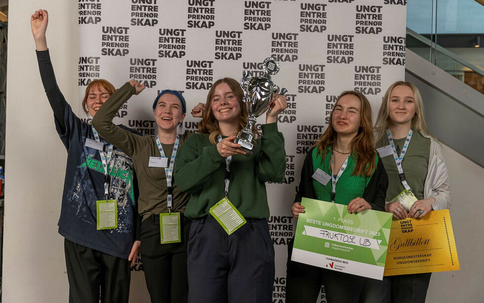 Fruktose UB fra Vadsø videregående skole kan nå se frem til norgesmesterskap for ungdomsbedrifter. Laget består av Linn Celin Nilsen, Iris Cordelia Dahl Betten, Amelia Bergitte Karlsen, Ina Christensen Våga og Karen Marie Funding Lyster.
Foto: Ungt Entreprenørskap Troms og Finnmark
