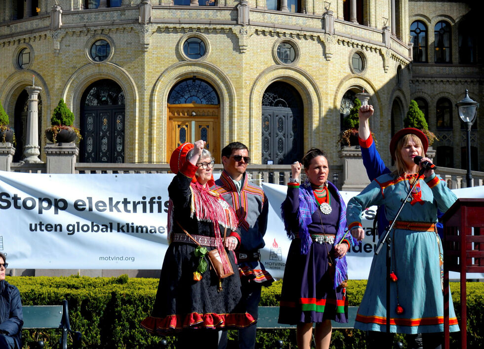 Fra venstre: Ellinor Guttorm Utsi (Čorgaš reinbeitedistrikt), Johan Isak Eira (Skuohtanjárgga siida), Ellinor Jåma (Gaske Dajven Båatsoe Tjielte/Nord-Trøndelag Reinsamelag), Sara Marielle Gaup Beaska (musiker, sanger og joiker) og bak med armen opp: Niillas Beaska (parlamentarisk leder for NSR).
 Foto: Sunniva Katrine Bornøy