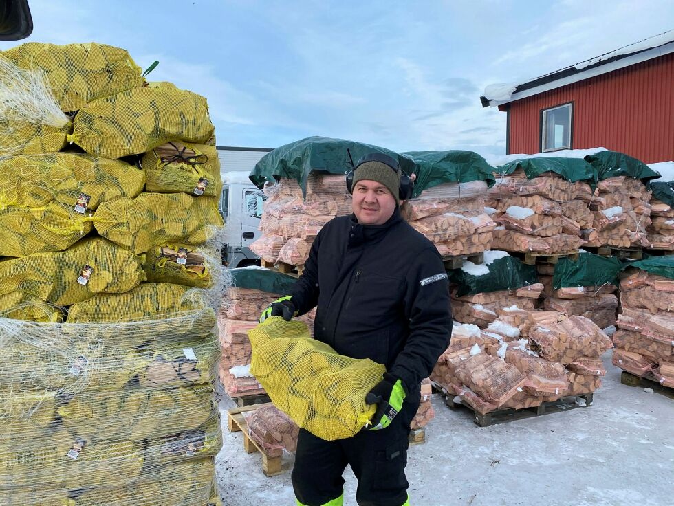 Mor­ten Kil­de­mo hos Brendselutsalget i Kir­ke­nes har nok å gjø­re med å for­sy­ne kun­de­ne med ved for tid­en. Alle foto: Hall­geir Hen­rik­sen
 Foto: Hallgeir Henriksen