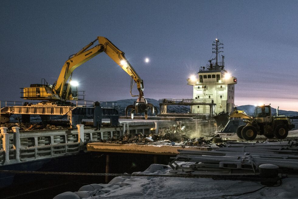 Torsdag ble cirka 600 tonn metallskrot lastet ombord på et skip i Hamnbukt, for å sendes til gjenvinning.
 Foto: Marius Thorsen
