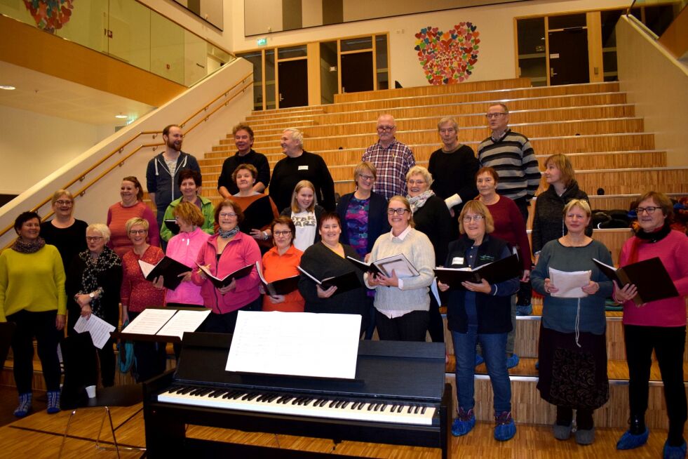 Fossekallen og Kirkenes damekor har slått seg sammen i anledning julekonsert med Benedicte Adrian.
 Foto: Birgitte Wisur Olsen