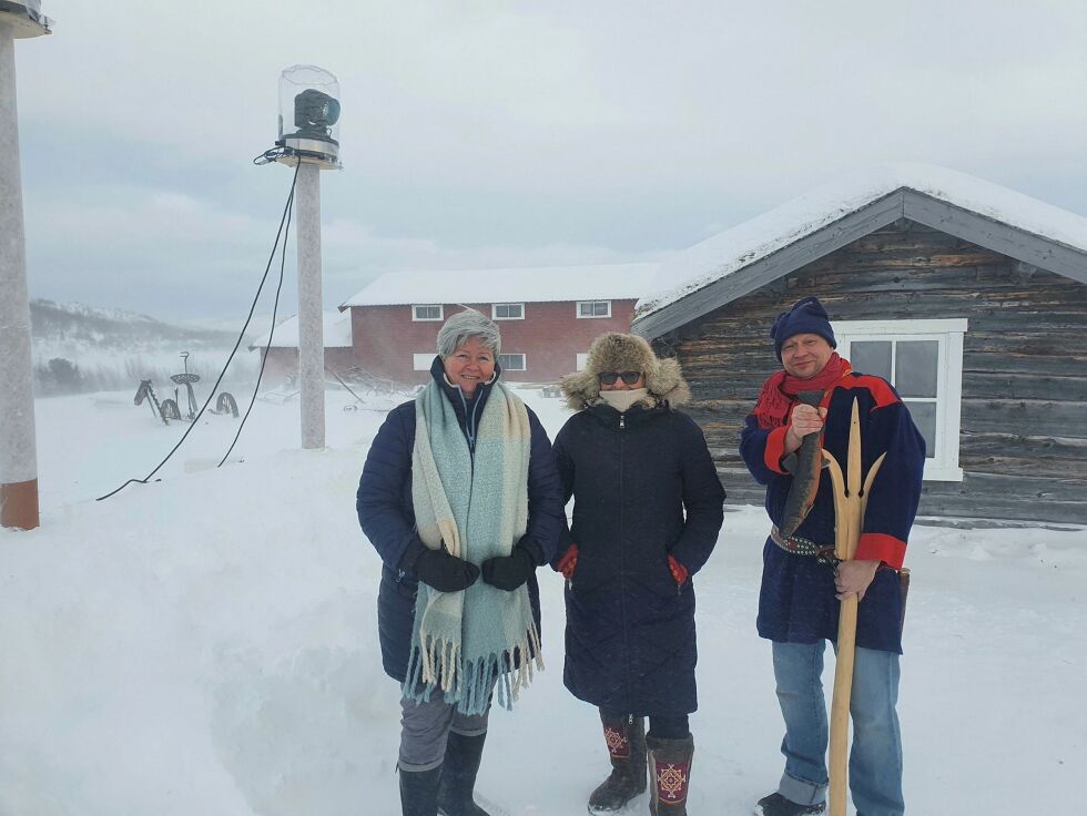 Fra venstre: Museumsleder Elisabeth Erke, og de museumsansatte Daniela Laguniak og Bjørn St. Tapio ved Deanu musea/Tana museum ute i kulingen som førte til at forestillingen ble avlyst i kveld. – Værmeldinga til i morgen kveld ser bra ut, så da håper vi at det bli noe, sier de og lover åpen kveld ved museet, med litt av hvert å by på.
Foto: Tom Hardy