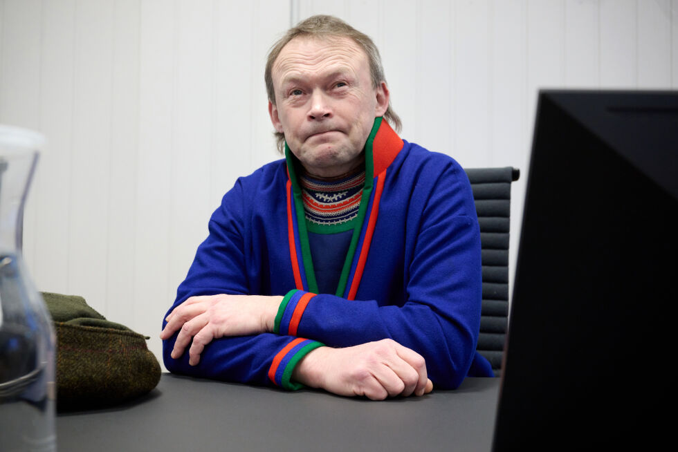 Rein­ei­er Odd Bjørnar Bjørk­ås (60) i Lier­ne kom­mu­ne ble ny­lig dømt til be­tin­get feng­sel for å ha skutt tre slag­bjør­ner som an­grep rein­ene hans under kalvinga.
 Foto: Namdalsavisa/Bjørn Tore Ness