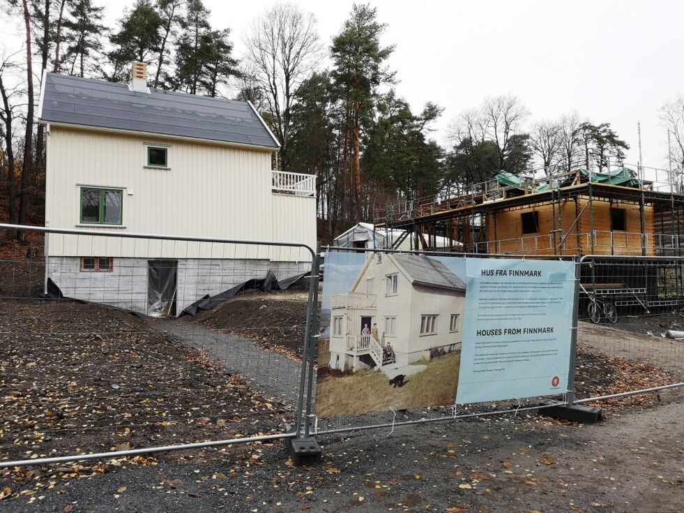 Dette etterkrigshuset fra Olderfjord i Porsanger - sammen med et fjøs fra Indre Billefjord, får fra 8. mai neste år et nytt og viktig liv som tidsvitner fra Finnmark anno 1956. Til høyre i bildet ser man fjøset som forberedes til et nye livet på Bygdøy.
 Foto: Arnfinn Kaaby/Norsk Folkemuseum