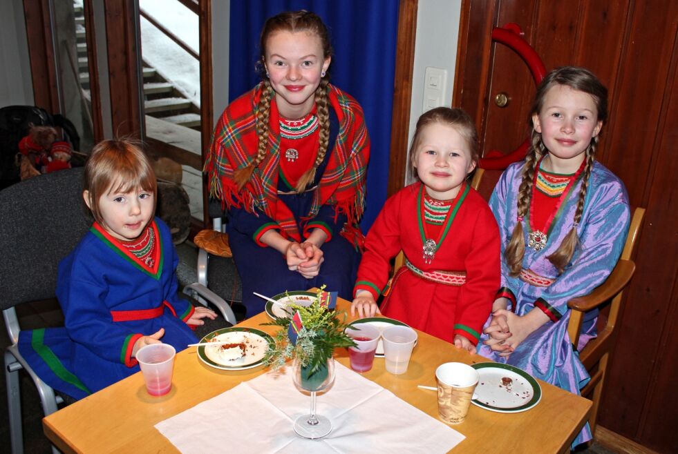 Aina Dunfjeld-Berg (fra venstre), Jonna Dunfjeld Mølnvik, Ella Jonna Jåma-Berg og Lilja Jåma-Berg koser seg med kake på samefolkets dag på Snåsa.
 Foto: Anna Liisa Jåma