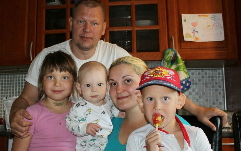 Roskov-familien består av pappa Vladimir og mamma Violetta samt barna fra venstre Inessa 8 år, lille Ivan på mammas arm 8 måneder og Aleksander 6 år. Foto: Randi Irene Losoa