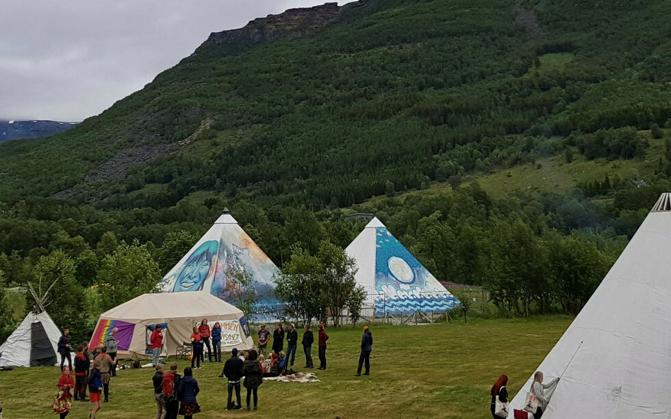 Bilde fra Riddusletta med maleri på lavvo av Buffy Sainte-Marie.
 Foto: Privat