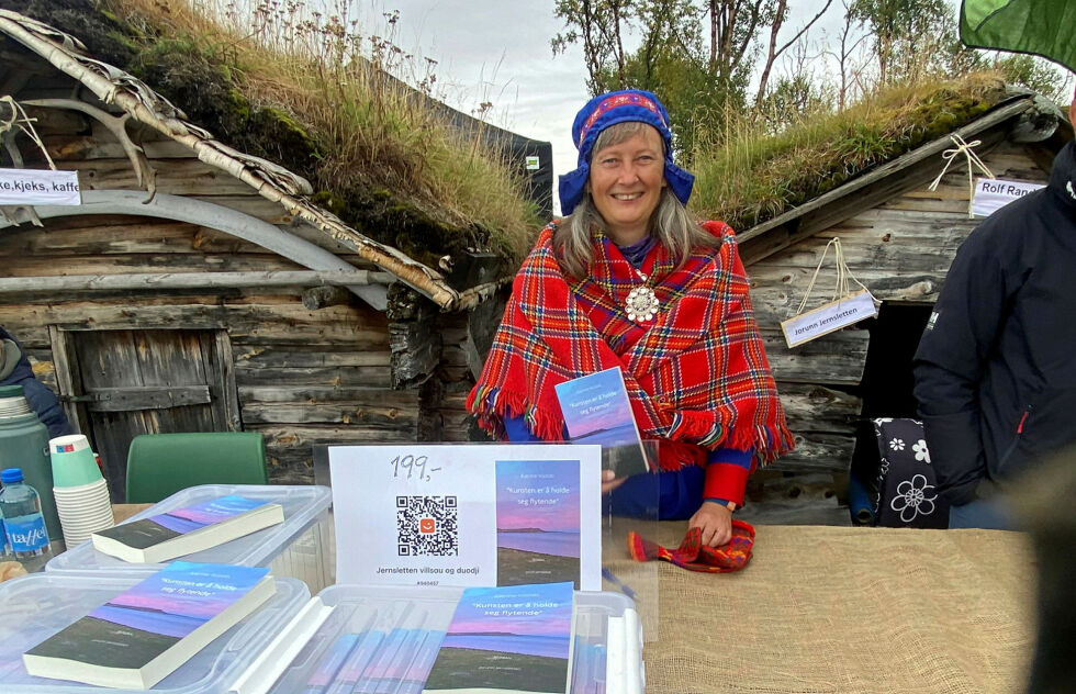 Jorunn Jernsletten var meget fornøyd med salget av sin første bok under fjorårets Vuonnamárkanat.
 Foto: Thor Thrane