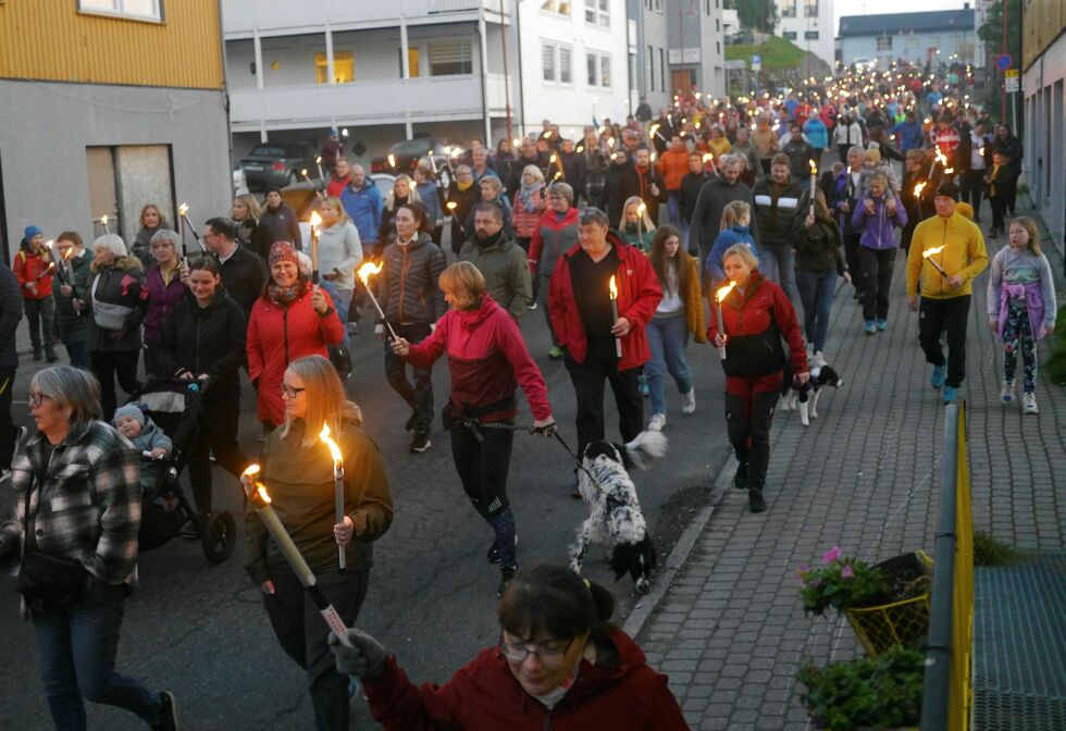 Rundt 250 personer deltok i fakkeltog mot mobbing i Honningsvåg tirsdag kveld. Foto: Geir Johansen