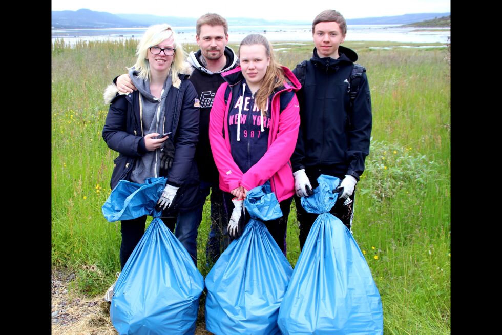 Nathalie Lindgård (fra venstre),  Margarita Pallto og Per Henning Mathisen har sammen med arbeidsleder Per Inge Olsen (bak) sørget for ren strandsone fra kommuneskiltet mot Vadsø til innerst i Varangerfjorden.
 Foto: Torbjørn Ittelin