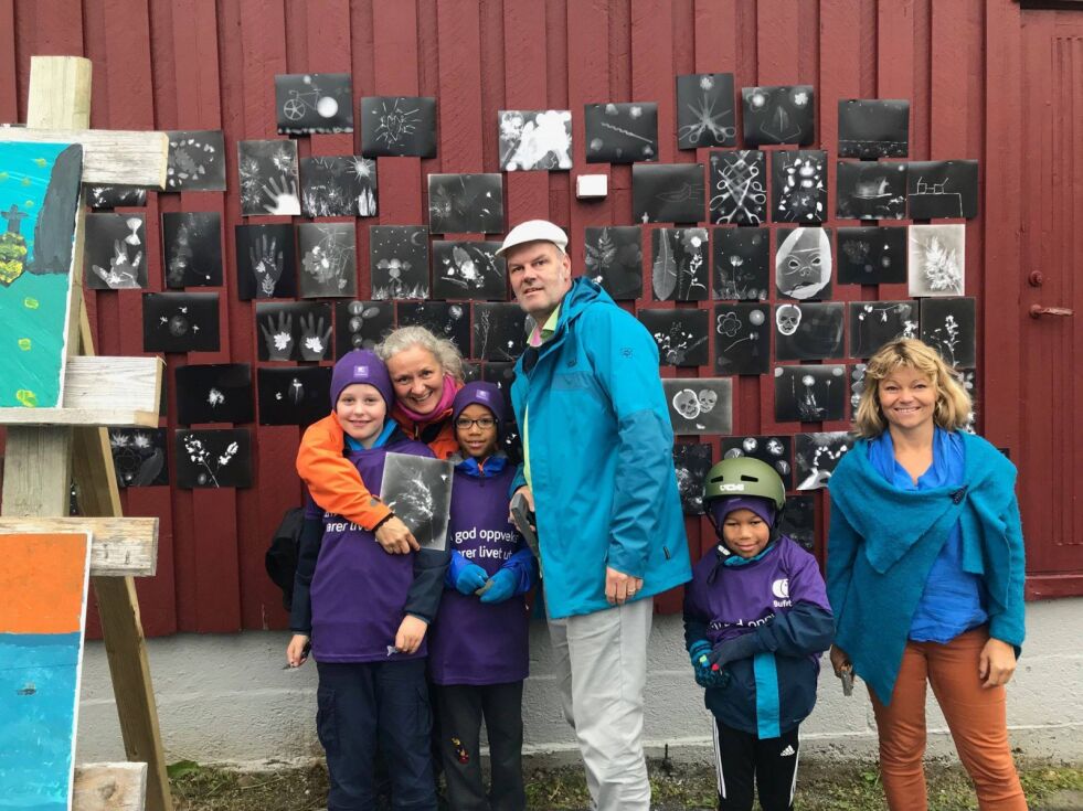 Evy Andersen, kultursjef Andreas Hoffmann og Sigrid Larsen bistår unge spente og stolte kunstnerne med utstillingen før Arctic Race kom til Kjøllefjord.
 Foto: Privat