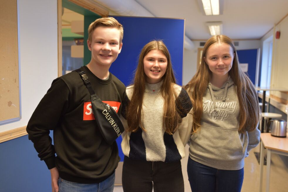 Simen Jolma, Silje Solheim og Sarah Hansen ønsker et bedre ungdomstilbud i Lakselv med ungdomshus eller en ungdomsklubb.
 Foto: Kristin Antonie Humstad