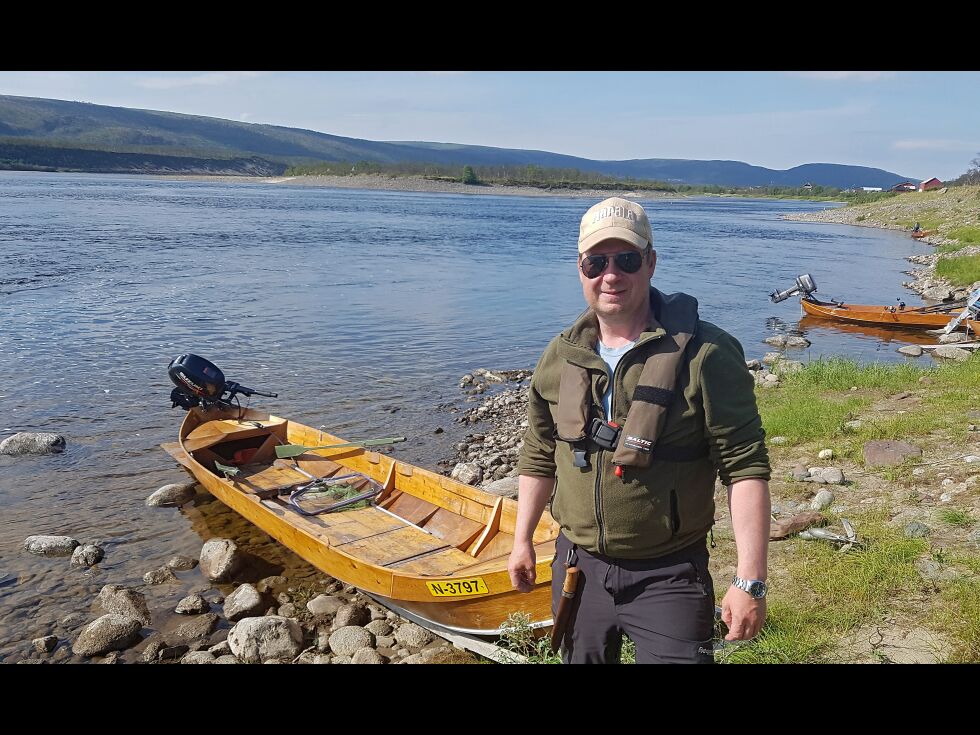 Onsdag formiddag fikk Kjetil Andersen Balto tre smålaks i Seidastryket ved Tanabru. – Ukene med varme har ført til svært liten fangst, men regnet senket temperaturen i vannet, konstaterer han. Da Ságat intervjuet ham onsdag var det igjen 28 varmegrader og sol.
 Foto: Tom Hardy