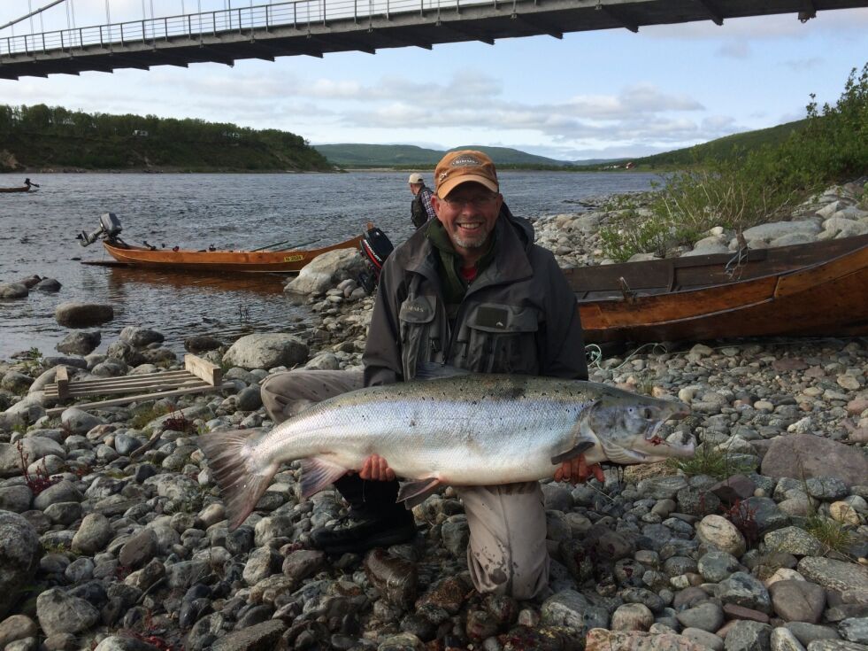 Statistisk sett ble det tatt lite laks i Tanaelva i fjor med 36 tonn på norsk side, men noen hadde fiskelykke som svenske Johan Persson som tok denne flotte laksen på 22,1 kilo på tohånds fluestang i Seidastryket i Tanabru i begynnelsen av juli.
 Foto: Tom Hardy