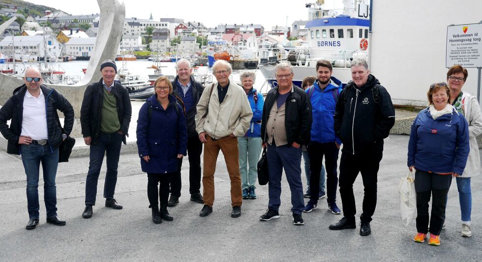 Seks  av Senterpartiets stortingsrepresentanter med følge besøker steder langs kysten av Finnmark for å sette seg inn i, og diskutere, fiskeripolitikk. Mandag kom de med hurtigruta til Honningsvåg, og på kaia ble de møtt av Hugo Salamonsen og Heidi Holmgren fra Nordkapp Sp. Foto: Geir Johansen