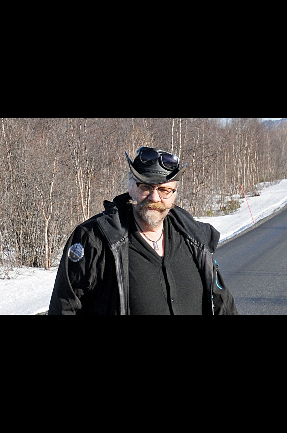 Sp-politikeren Kurt Wikan og resten av pasvikdølene venter utålmodig på anleggsmaskiner som skal utbedre fylkesvei 885.
 Foto: Hallgeir Henriksen